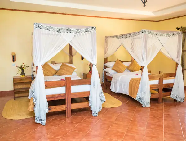 Rondavel with two canopy beds