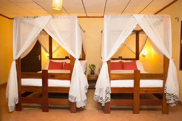 Two canopy beds in a Family House bedroom